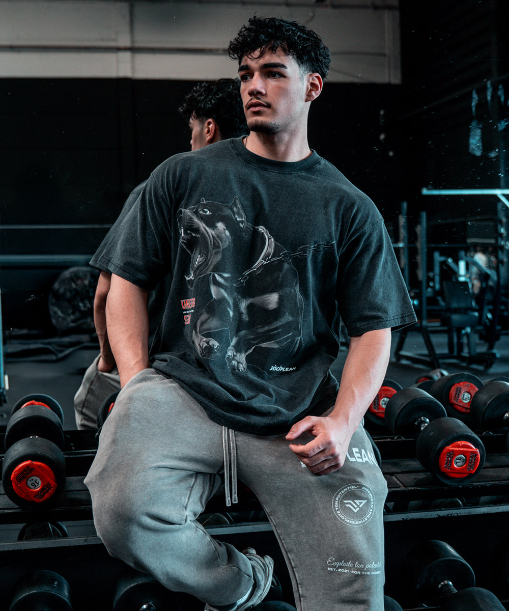 Athlète masculin portant un t-shirt oversize type pump cover vintage dans une salle de sport