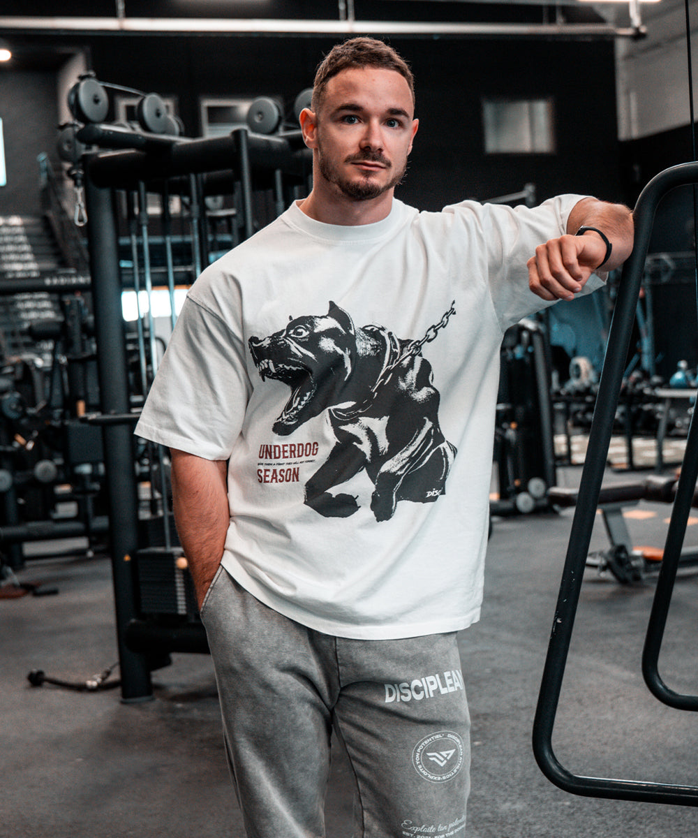 Athlète masculin portant un t-shirt oversize blanc vintage