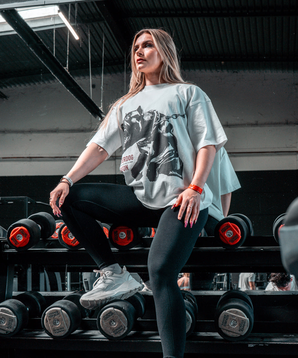Athlète féminine portant un t-shirt oversize blanc vintage dans une salle de sport