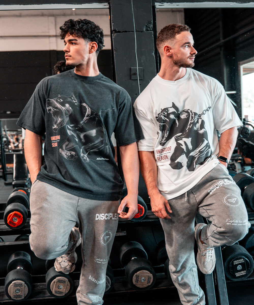 Athlète masculins portant un t-shirt oversize type pump cover vintage dans une salle de sport