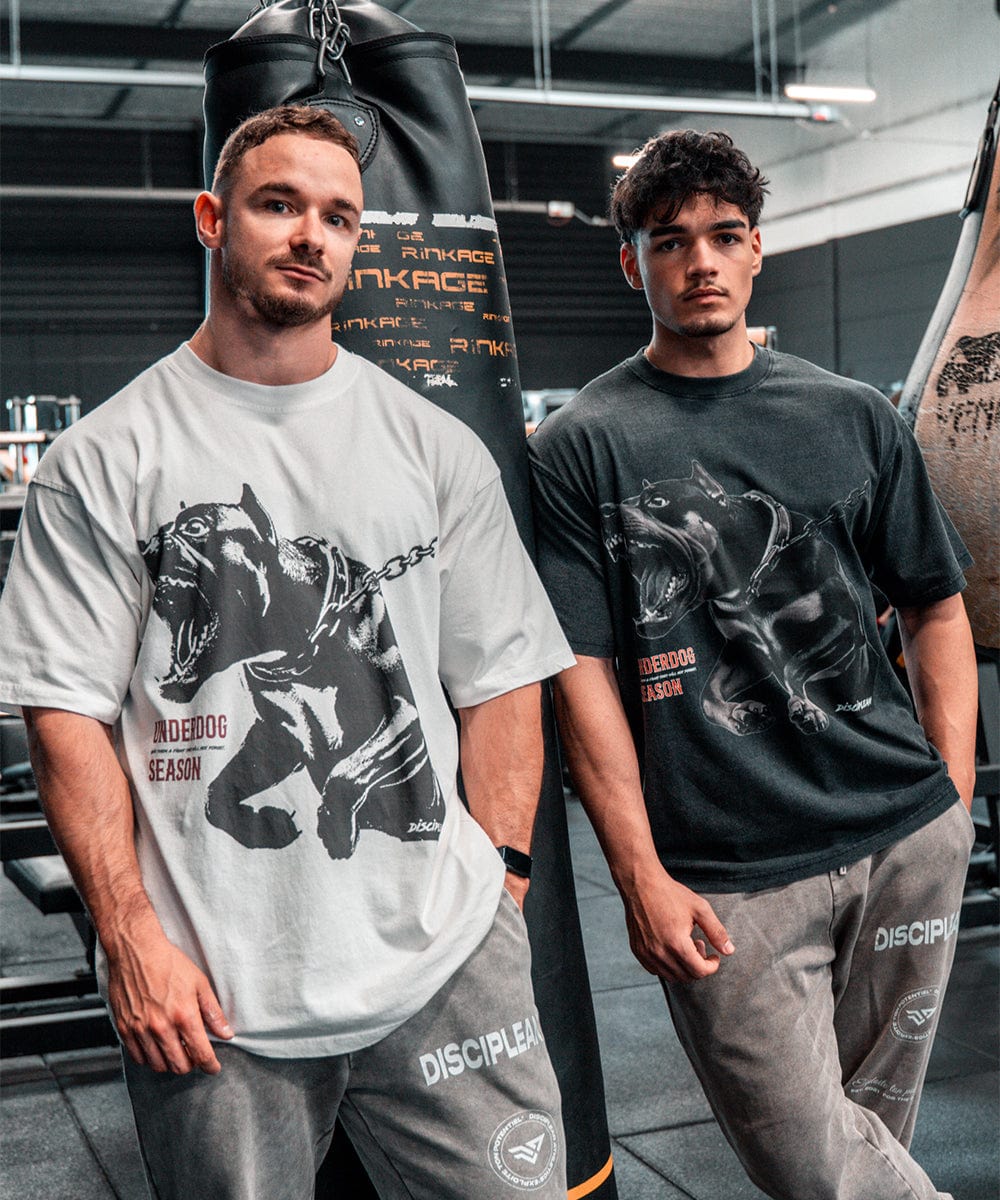 Athlète masculins portant un t-shirt oversize type pump cover vintage dans une salle de sport