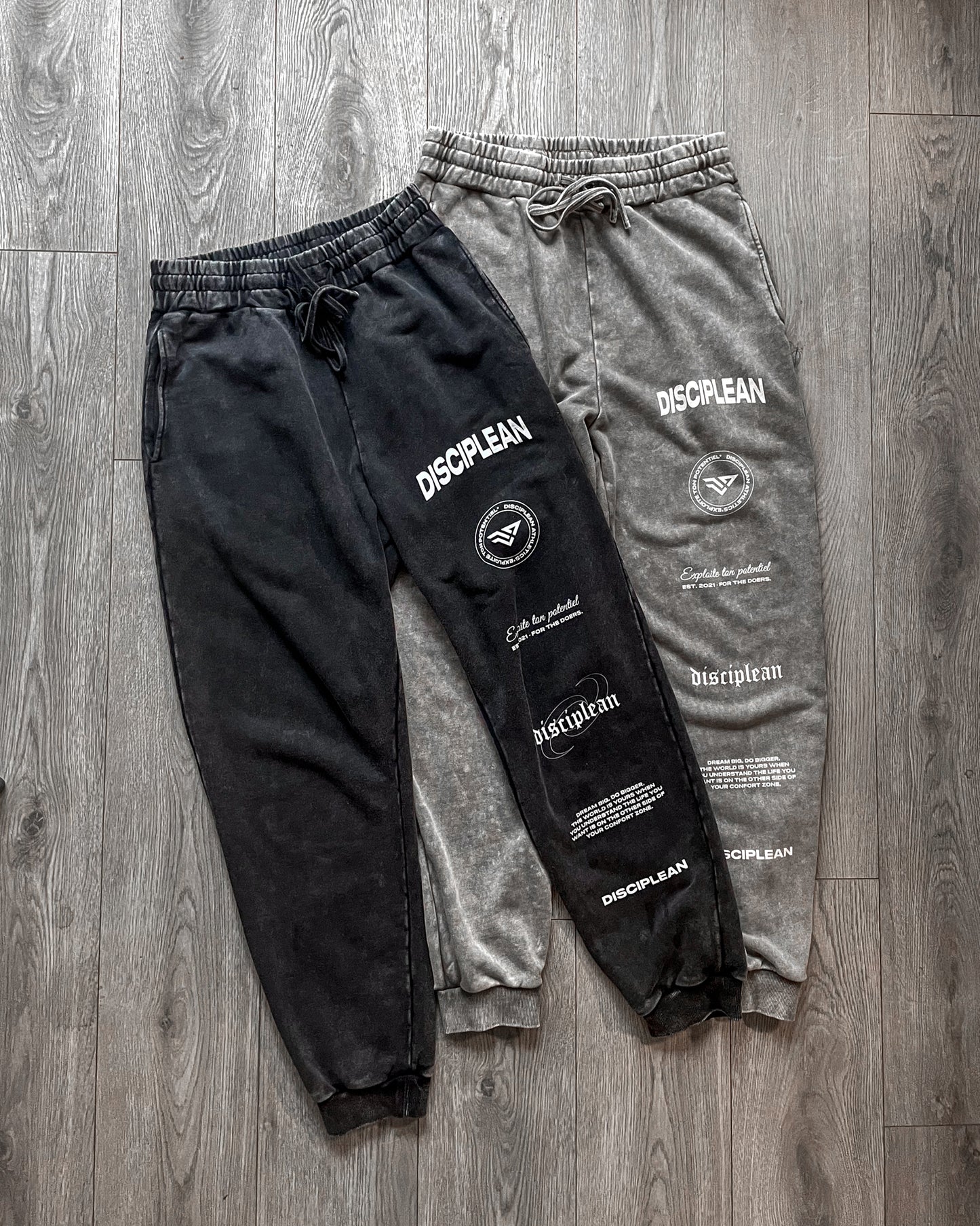 Vue de face d'un jogging noir et d'un jogging gris de musculation Disciplean