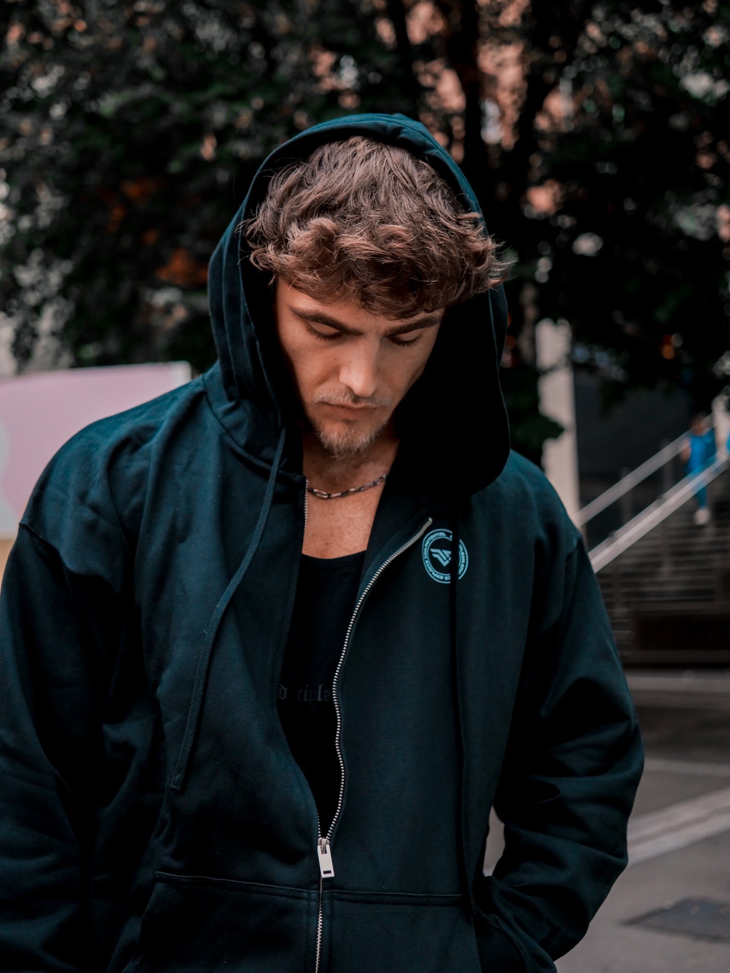 Homme de face sortant de la salle de musculation portant un sweat avec zip noir Disciplean