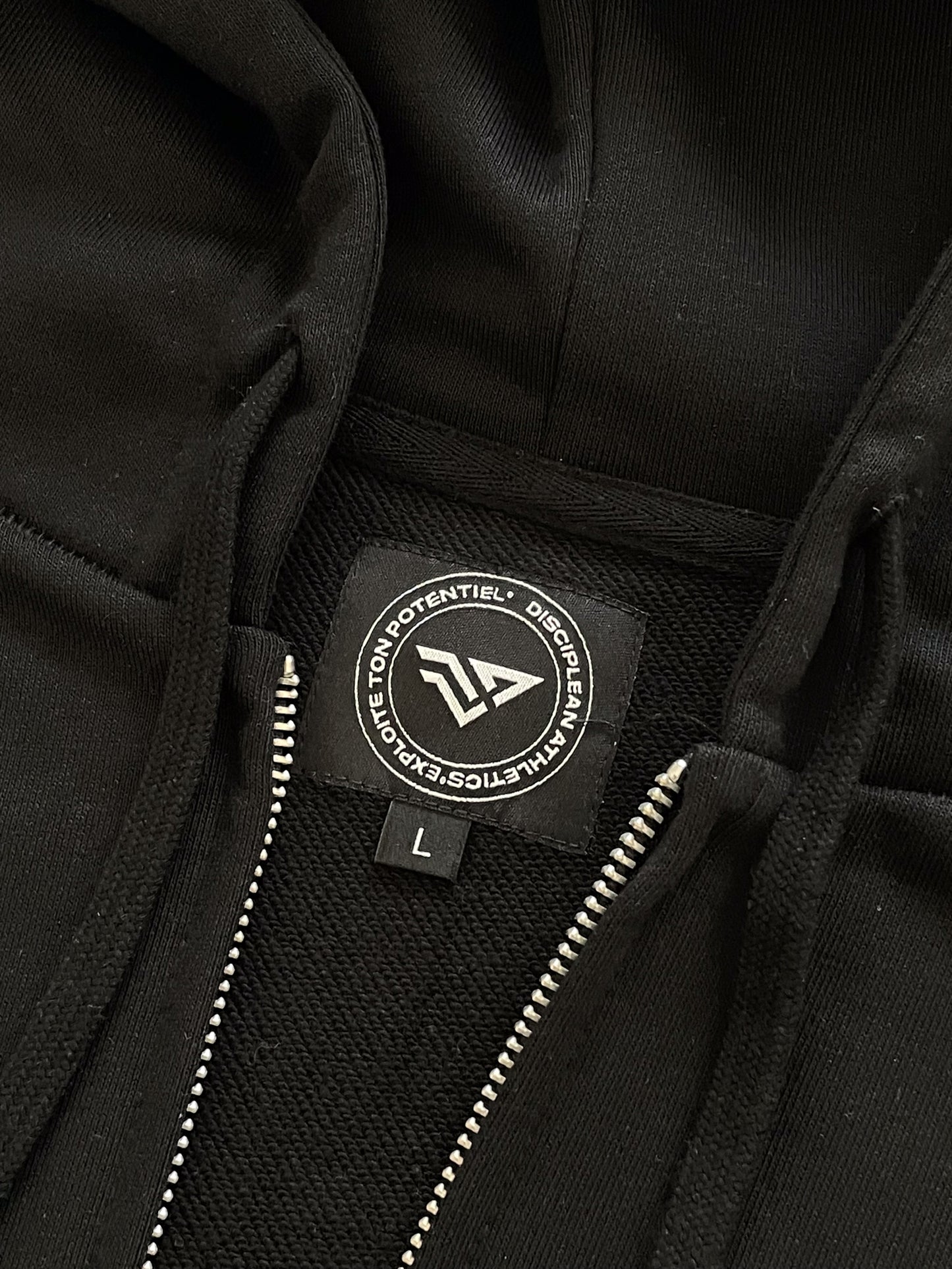 Vue rapprochée du col d'un sweat avec zip de musculation noir Disciplean