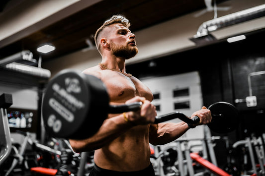 homme pratiquant la méthode du 10x10 en musculation