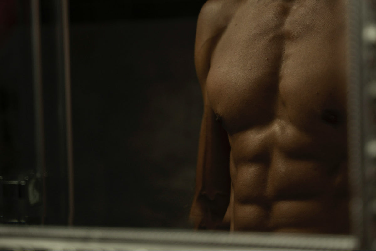 pratiquant de musculation ayant un retard musculaire au niveau des pectoraux