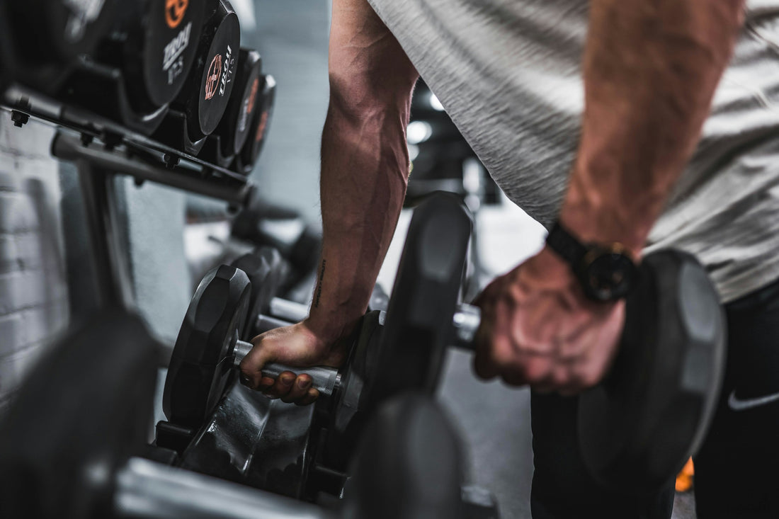 homme faisant des erreurs avant sa séance de musculation