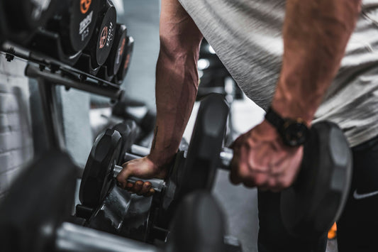 homme faisant des erreurs avant sa séance de musculation