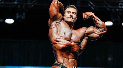homme pratiquant le fst-7 en musculation pour l'hypertrophie