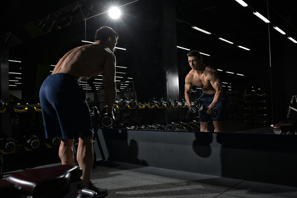 homme pratiquant le half body en musculation