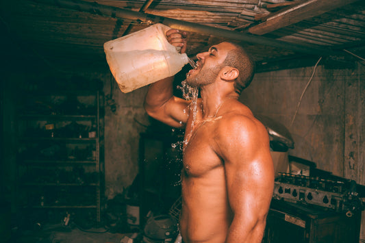 homme s'hydratant pendant une séance de musculation