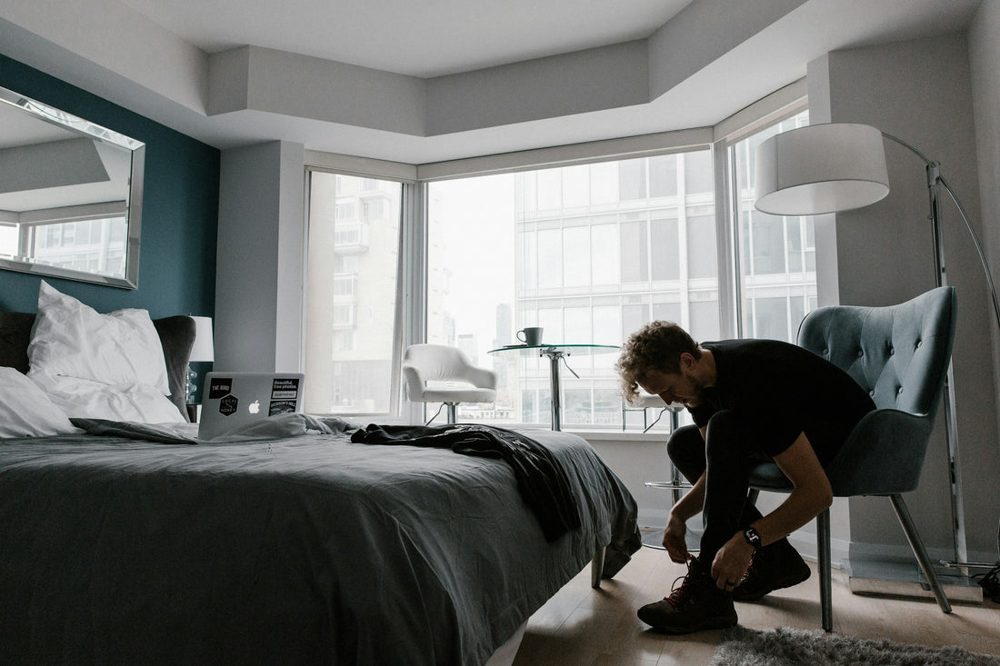 homme allant à la salle de musculation et comprenant l'importance du sommeil