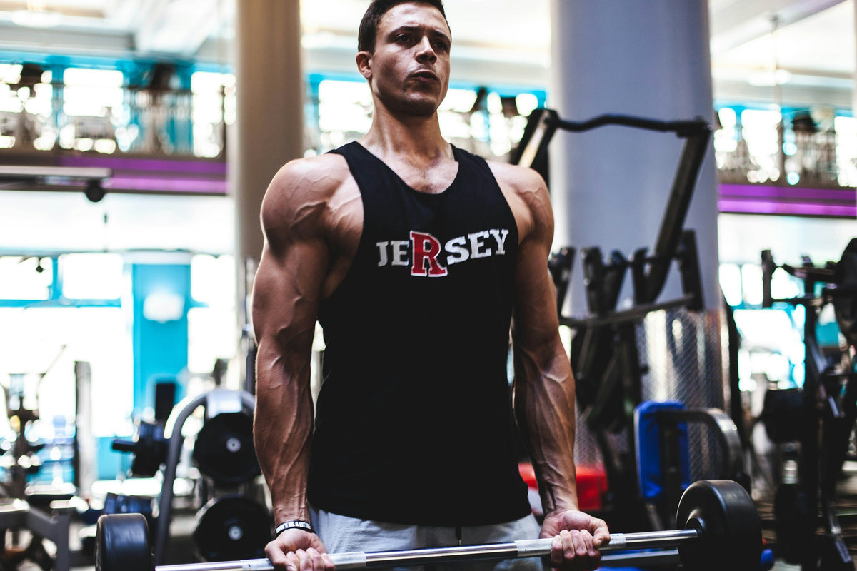 pratiquant de musculation faisant les meilleurs exercices pour les biceps