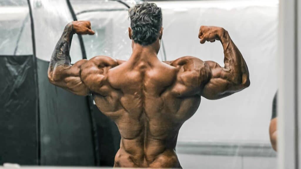 pratiquant de musculation avec un dos musclé