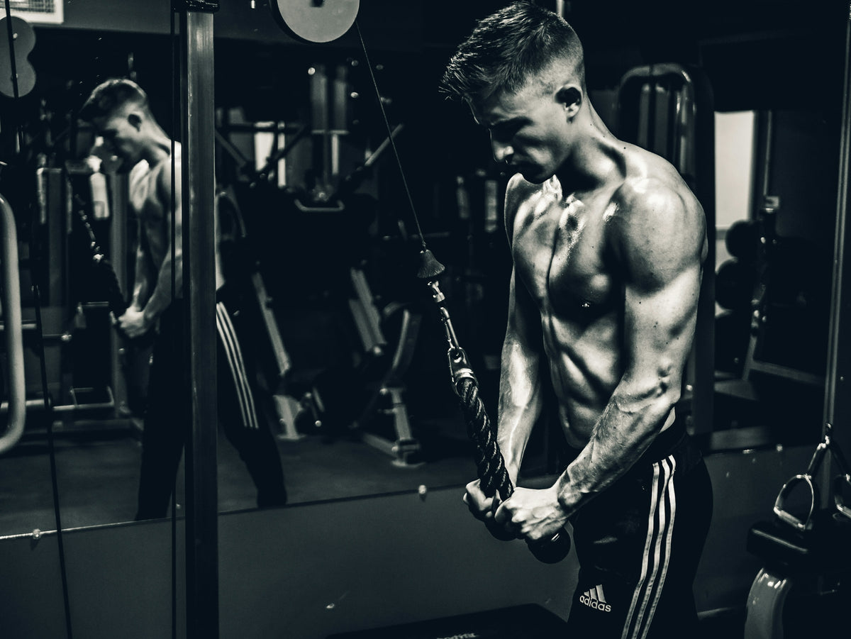 homme pratiquant le push pull legs en musculation