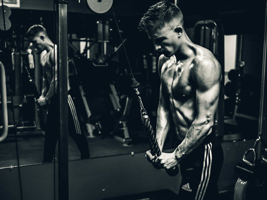 homme pratiquant le push pull legs en musculation