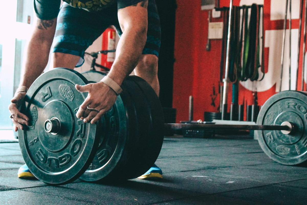 homme pratiquant la surcharge progressive en musculation