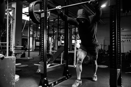 homme à la musculation prenant un temps de repos pour maximiser sa force et son hypertrophie