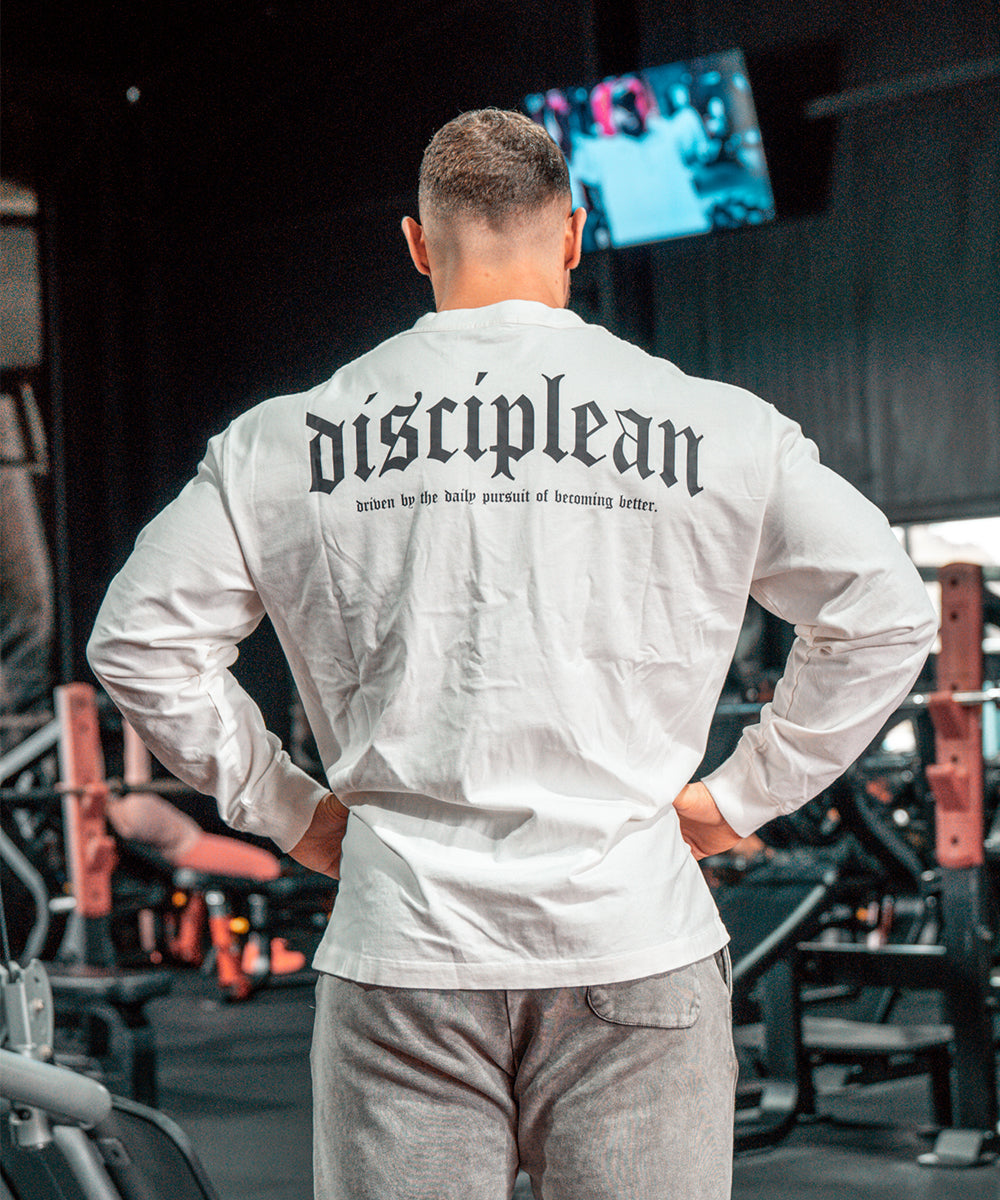 Athlète de dos portant un t-shirt de musculation à manches longues blanc