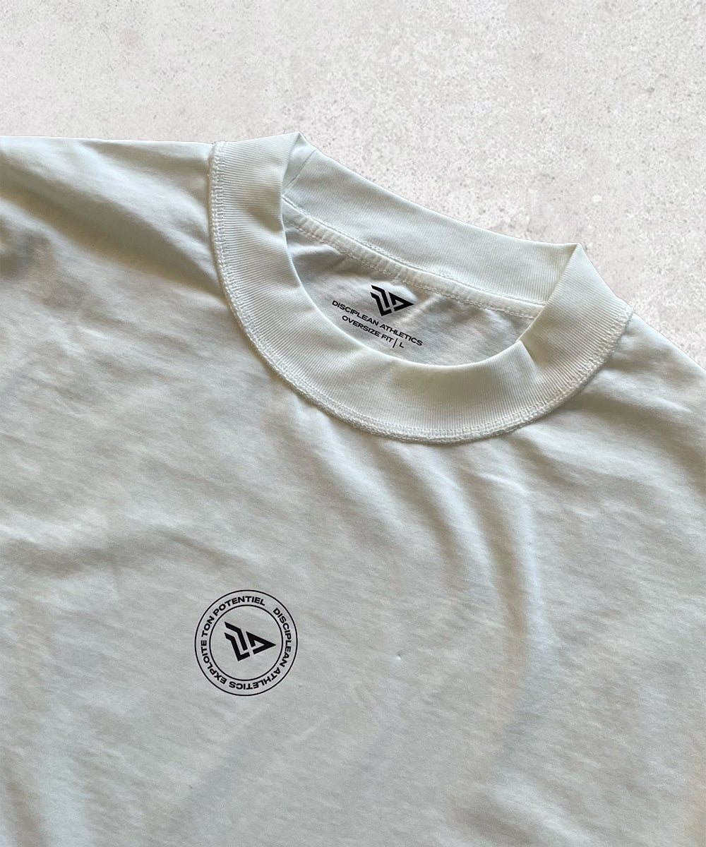 Vue détaillée du col d'un t-shirt de sport à manches longues blanc