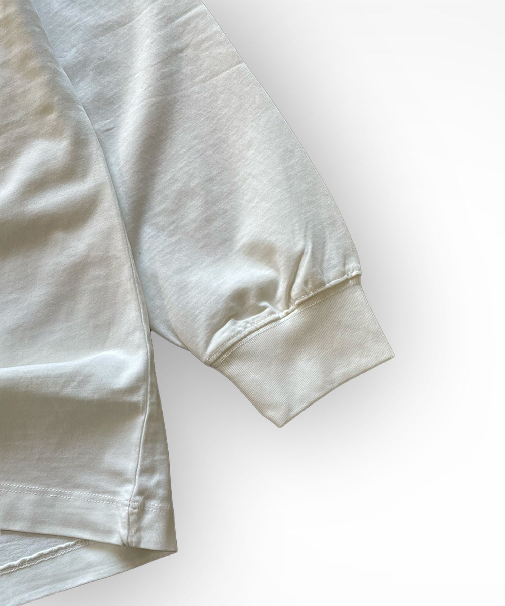 Vue détaillée du manchon et de la matière d'un t-shirt de musculation à manches longues blanc