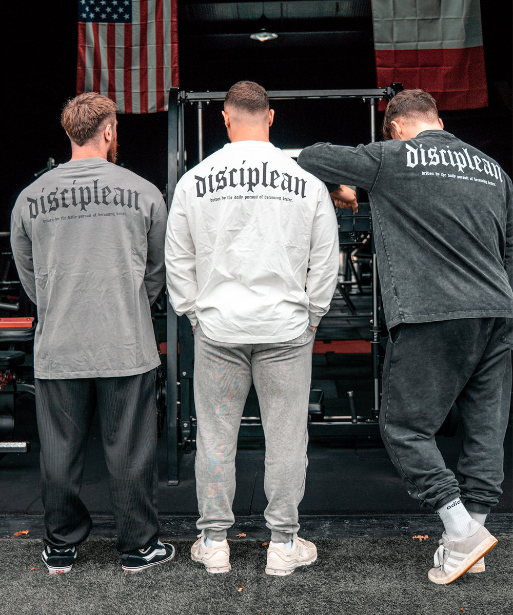 Bodybuilders et athlètes portant des t-shirts de musculation à manches longues dans une salle de sport