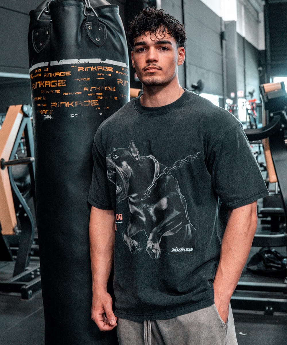 Athlète masculin portant un t-shirt oversize type pump cover vintage dans une salle de sport