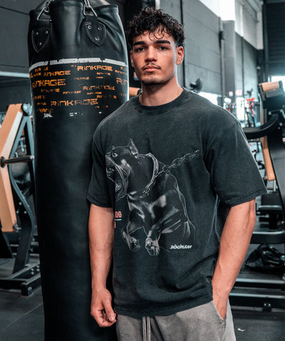 Athlète masculin portant un t-shirt oversize type pump cover vintage dans une salle de sport