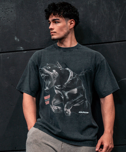 Athlète masculin portant un t-shirt oversize type pump cover vintage dans une salle de sport