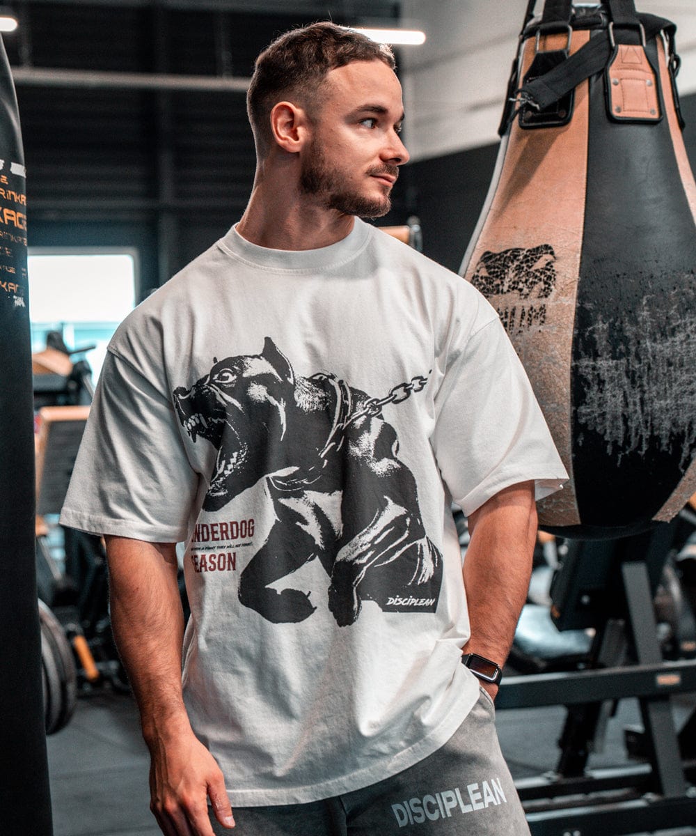 Athlète masculin portant un t-shirt oversize blanc vintage dans une salle de sport