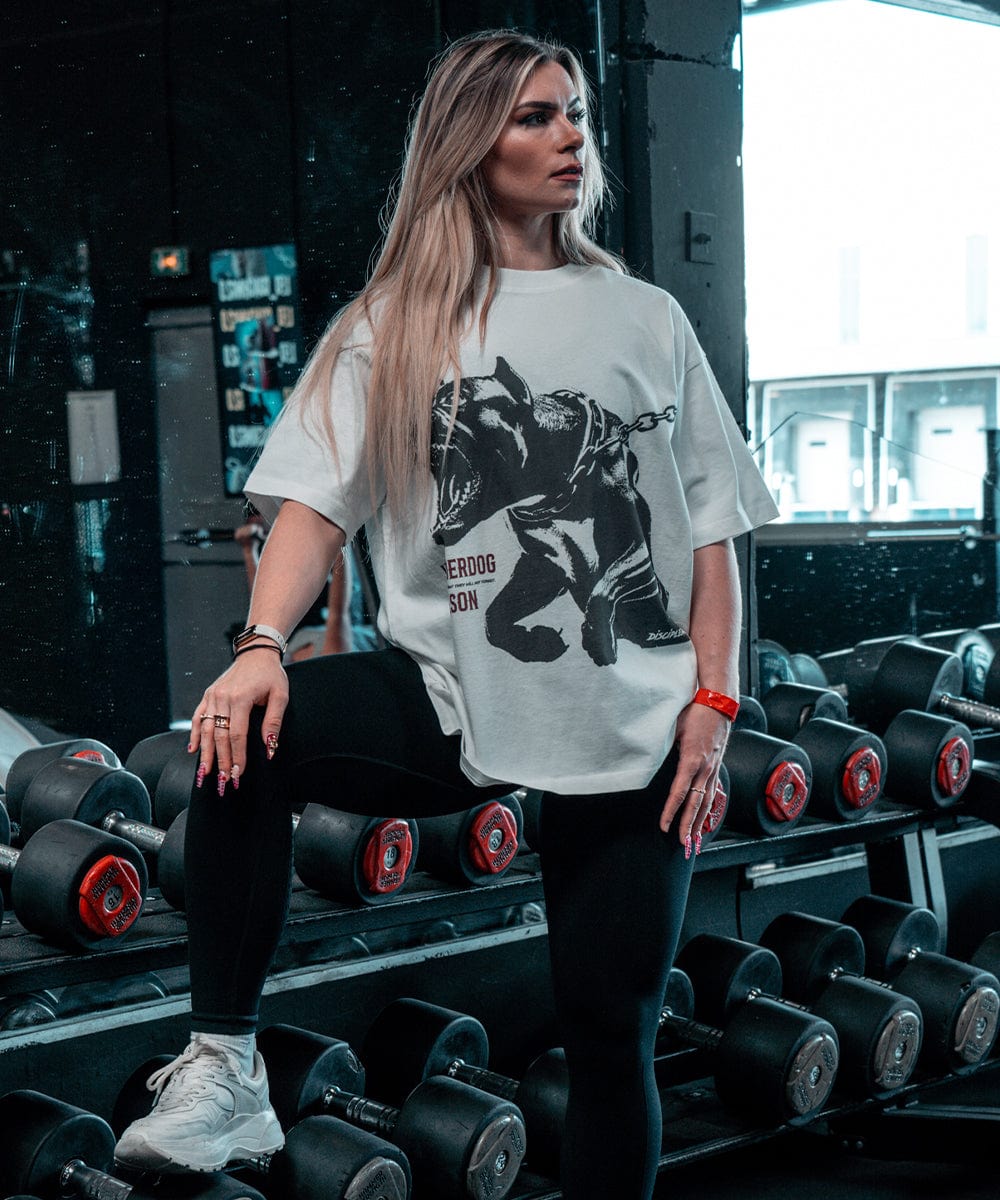 Athlète féminine portant un t-shirt oversize blanc vintage dans une salle de sport