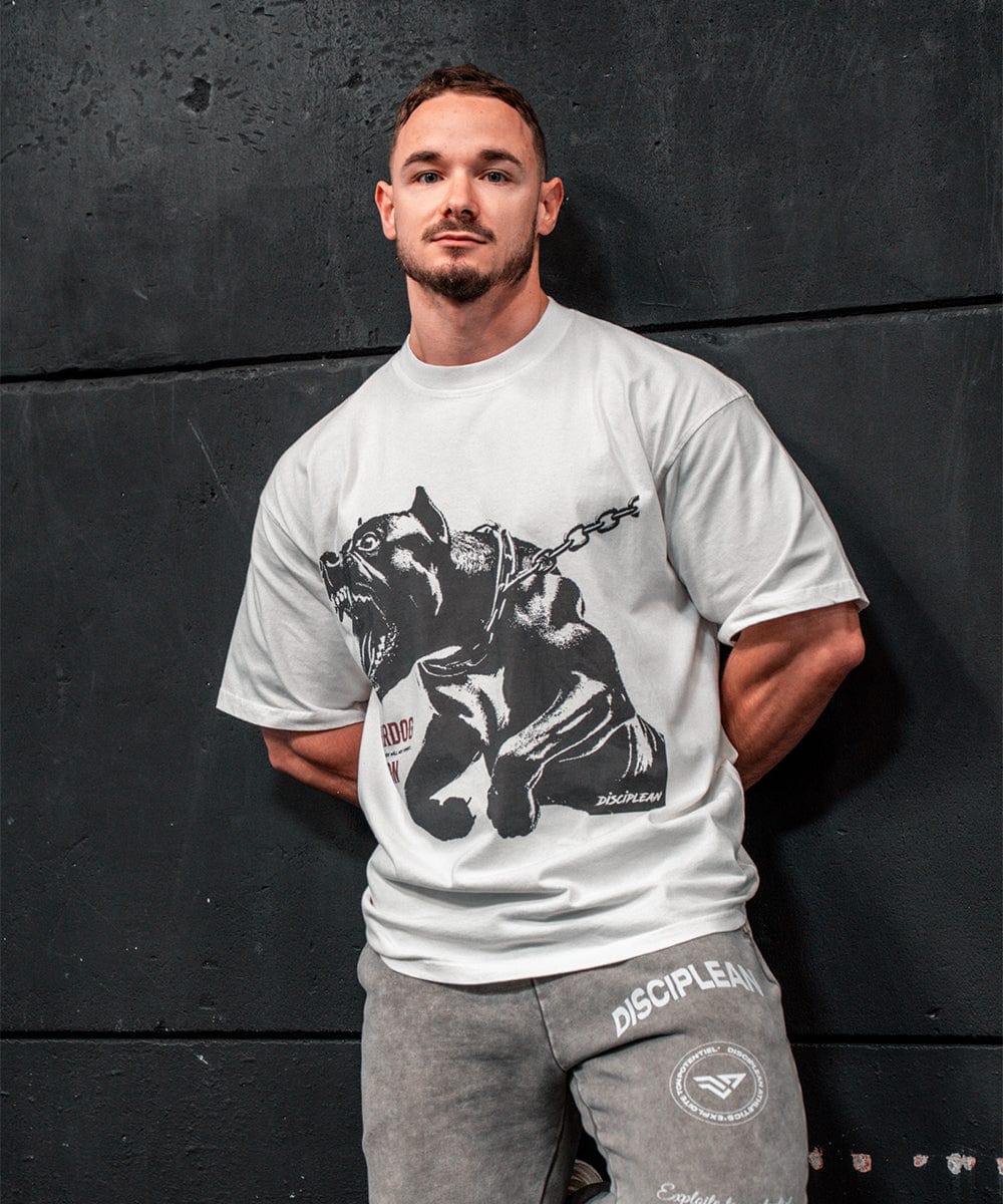 Athlète masculin portant un t-shirt oversize blanc vintage dans une salle de sport
