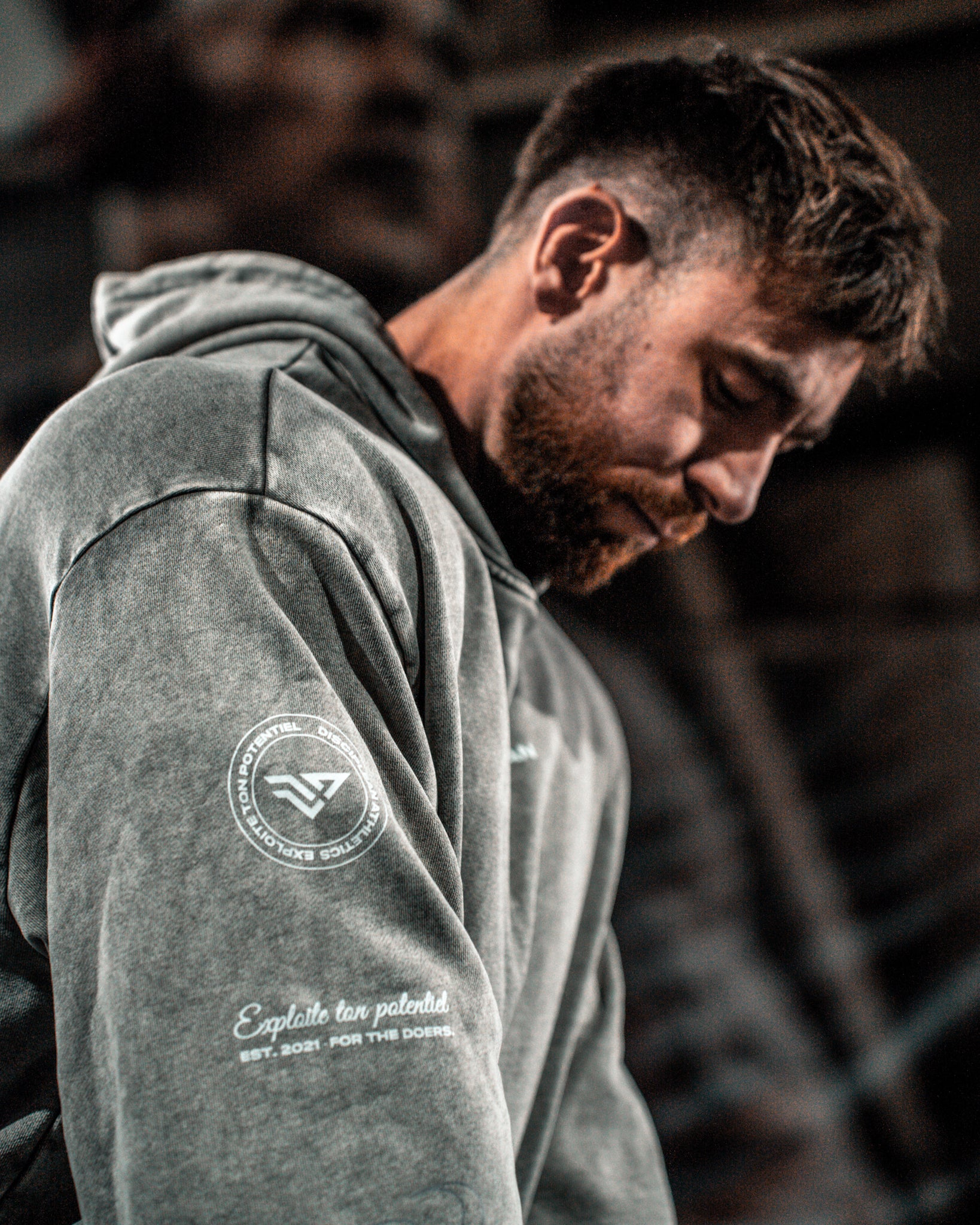 Homme de face en salle de musculation portant un hoodie gris Disciplean