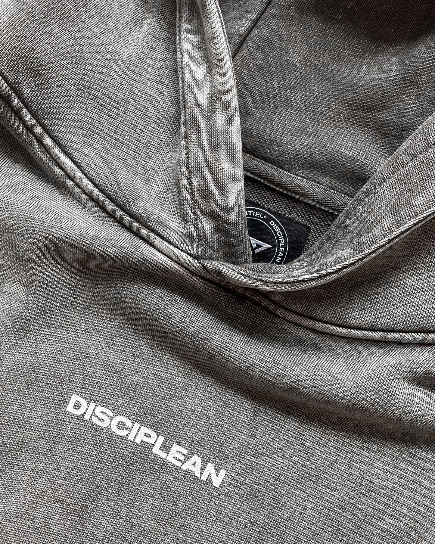 Vue rapprochée du devant d'un hoodie de musculation gris Disciplean