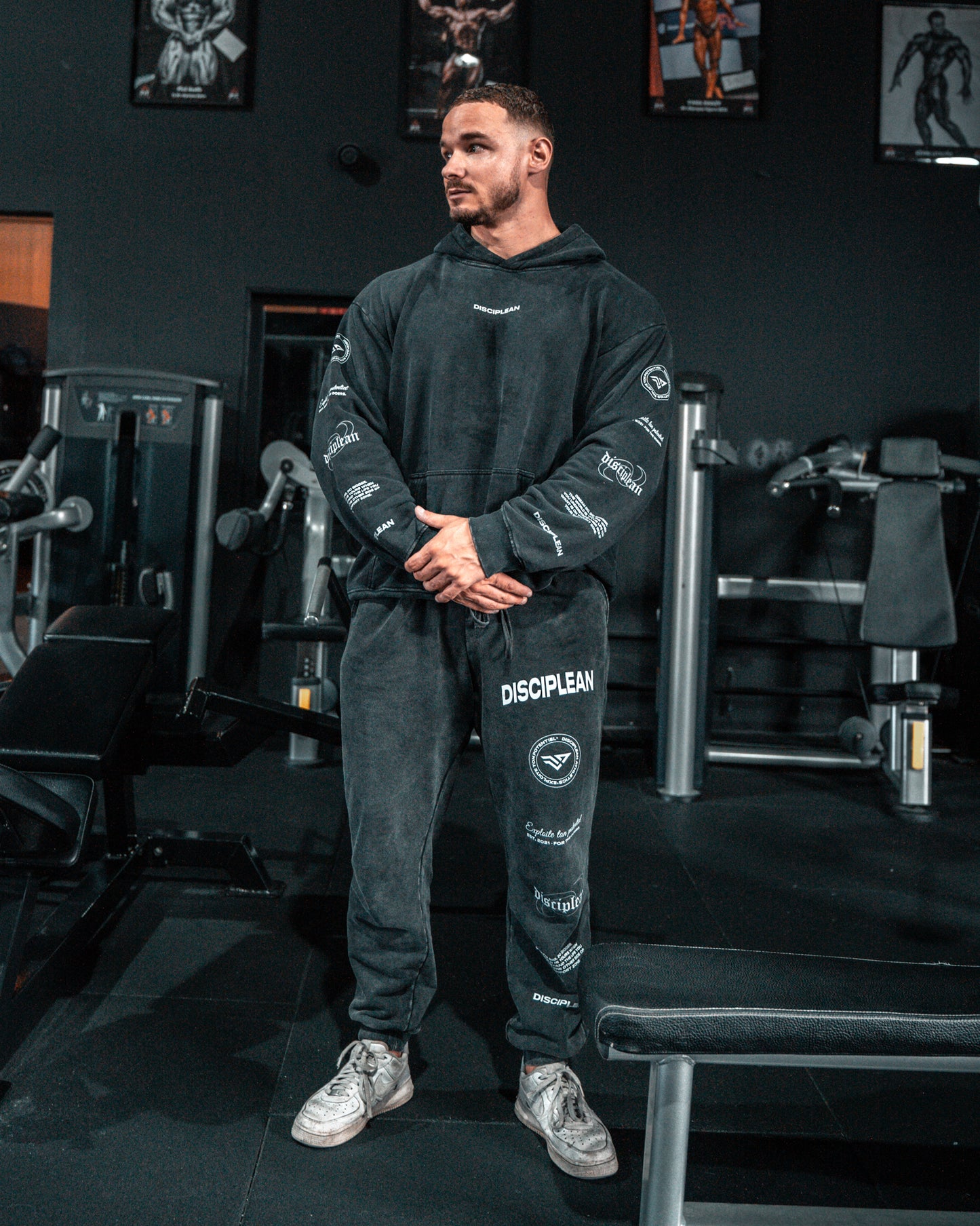 Homme de face en salle de musculation portant un hoodie noir Disciplean