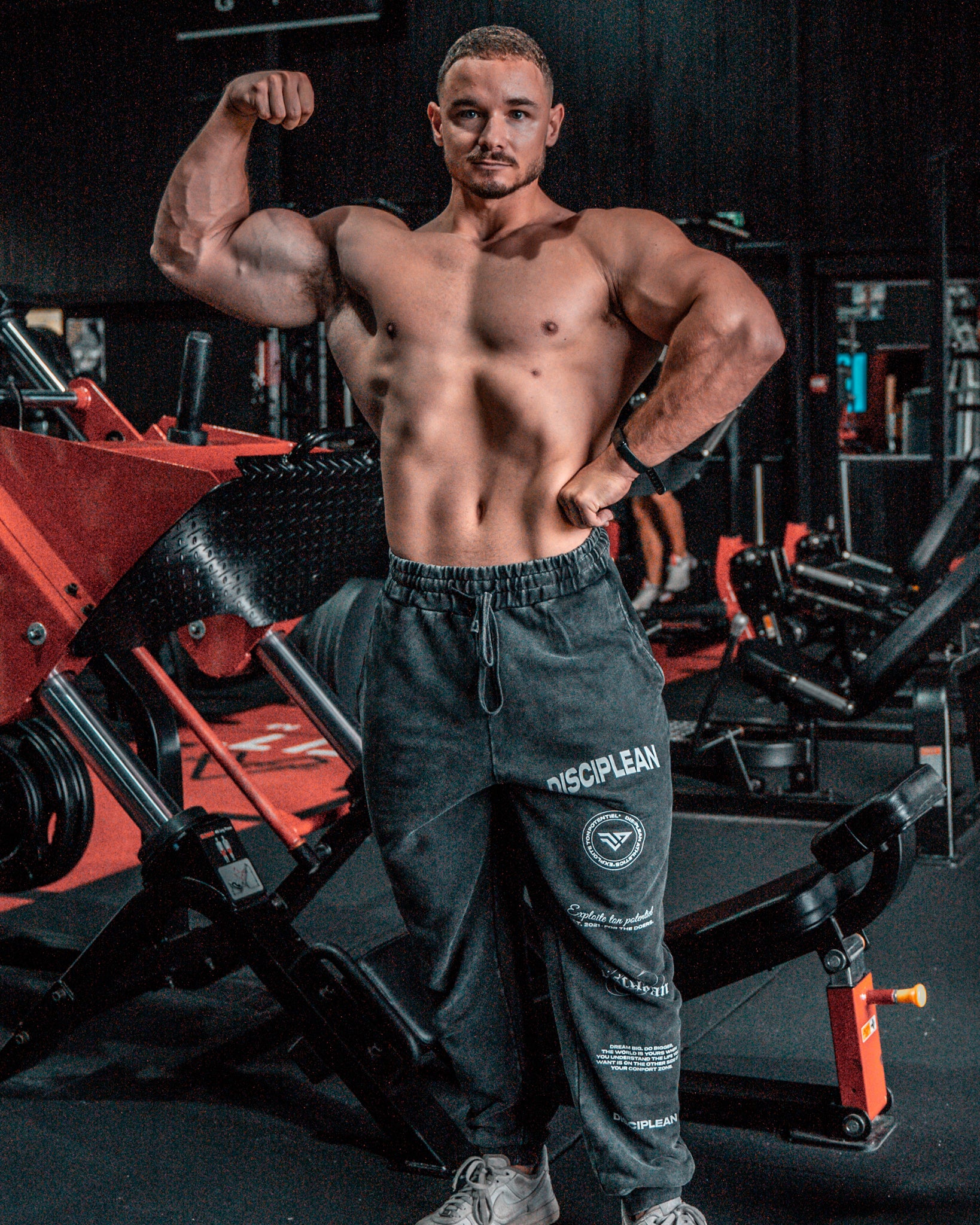 Homme de face en salle de musculation portant un jogging noir Disciplean