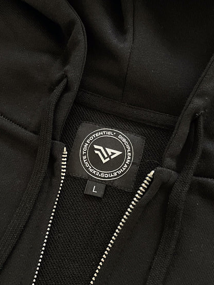 Vue rapprochée du col d'un sweat avec zip de musculation noir Disciplean